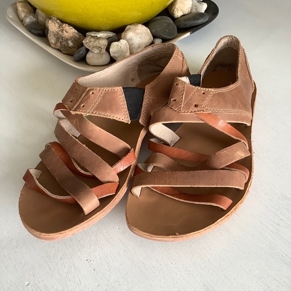 sorel flat sandals